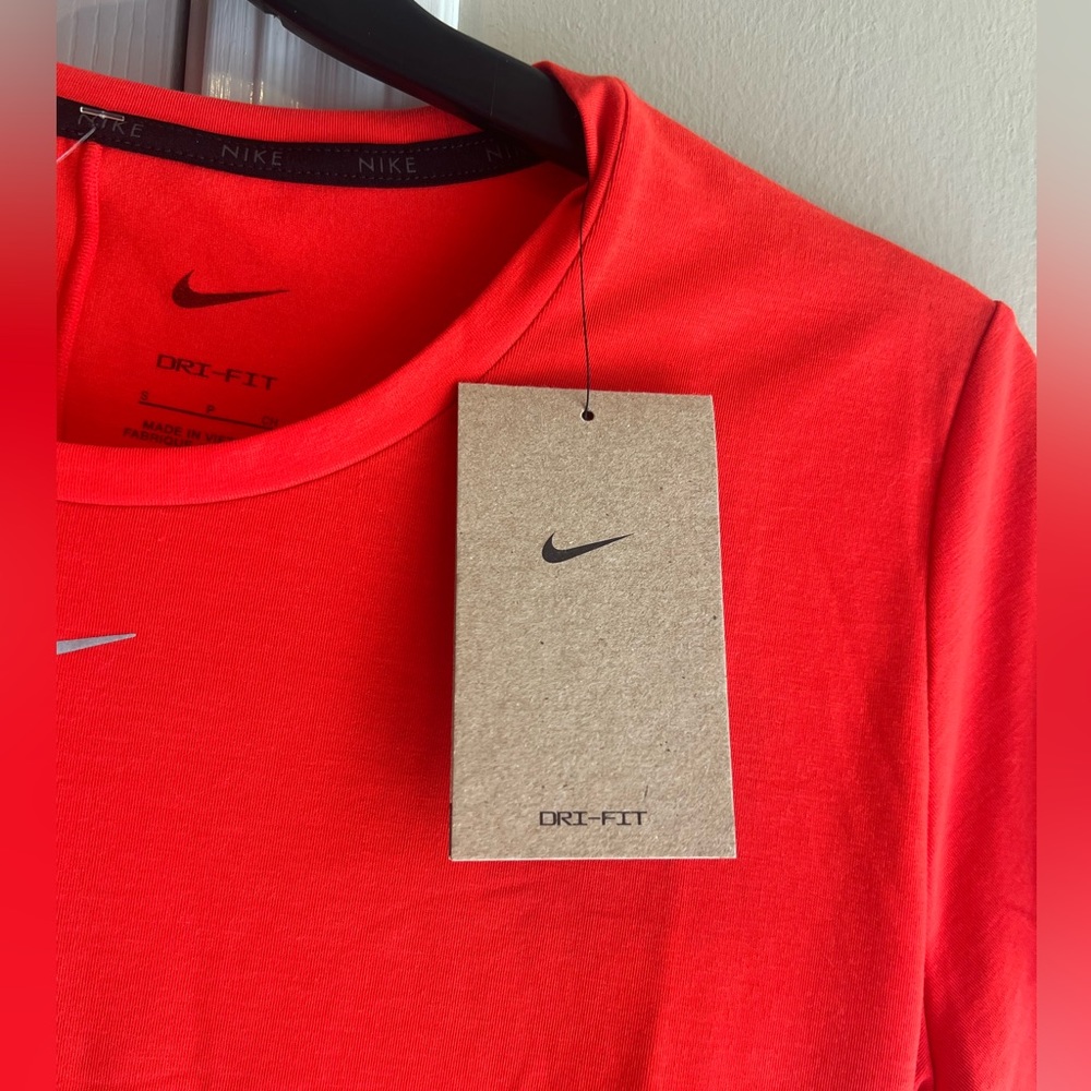 ⭐️NEW WITH TAGS⭐️ Women’s Nike t-shirt size S - Picture 7 of 9